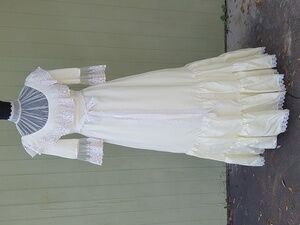 Vintage 1970s Country Elegance Lace Tiered Maxi Wedding Dress Sz 6/8
